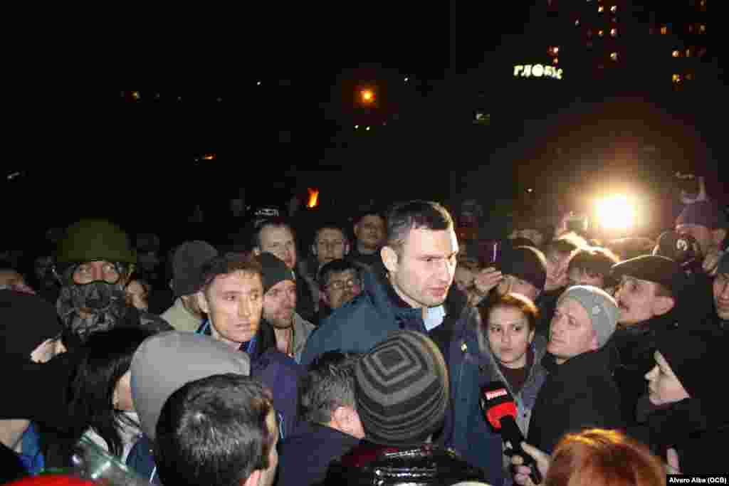 Vitali Klitschko, alcalde de Kyiv, entonces diputado de la Rada y líder del partido político UDAR (Golpe), habla con los manifestantes.