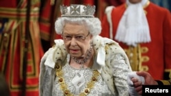 La Reina Isabel II, en la Galería Real, en octubre de 2019. (Leon Neal/Pool via REUTERS/File)