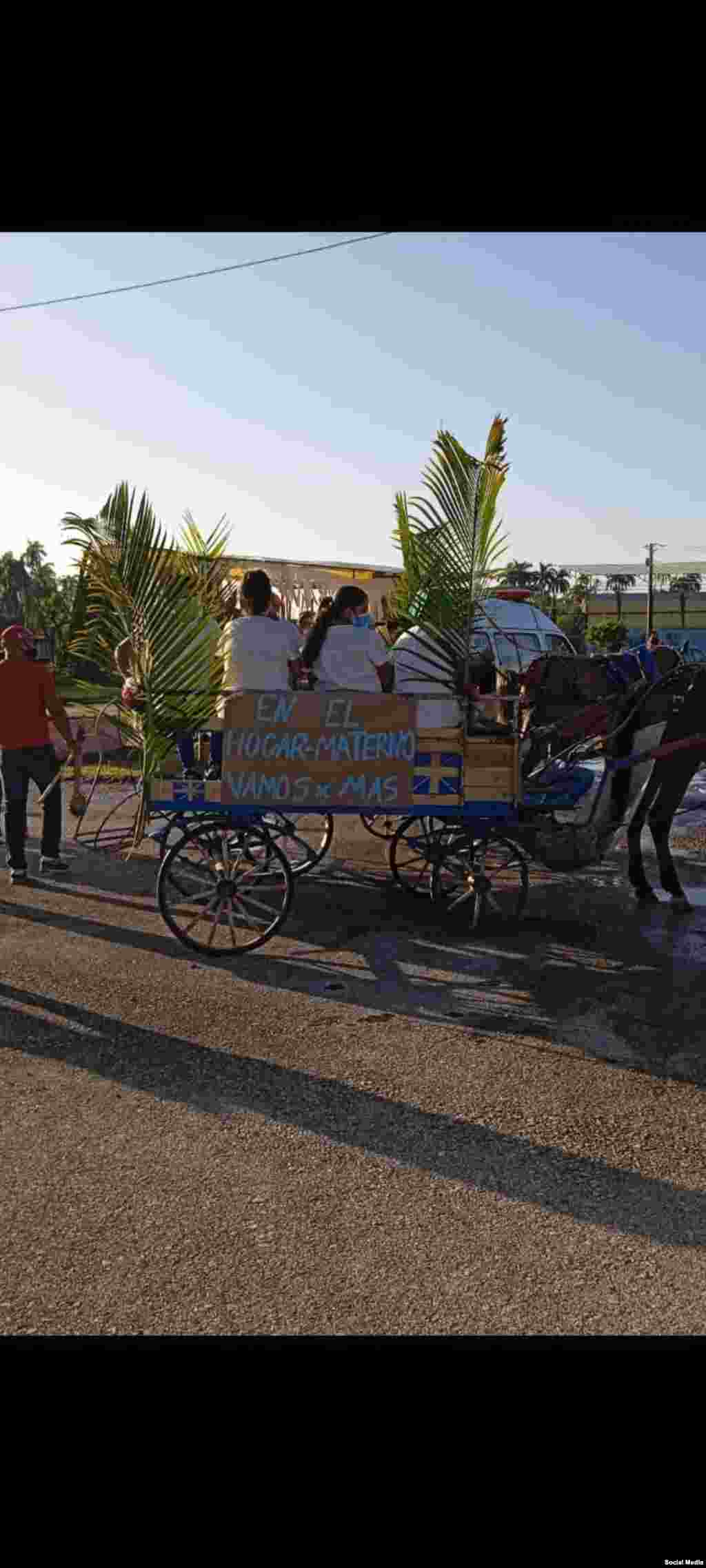En una carroza tirada por caballos, este hogar Materno de Ciego de Ávila estuvo presente en el desfile. (Foto: Facebook/Yamisleidis Morera)