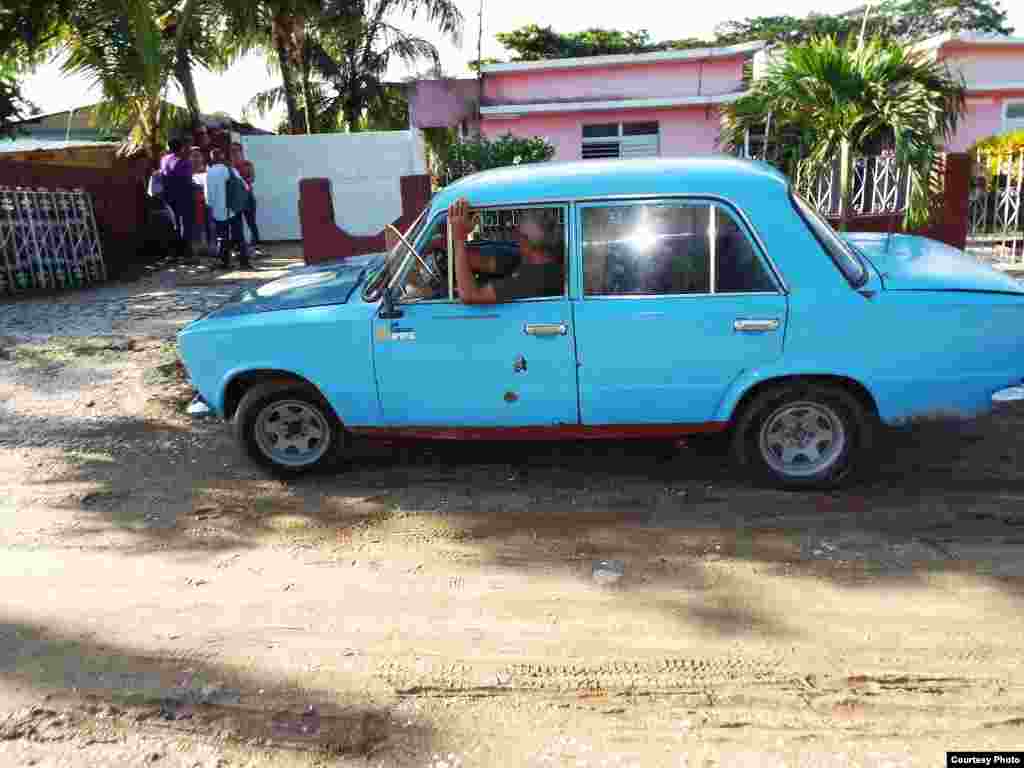 Funcionarios del Departamento Provincial de Planificación Física en Camagüey visitan la vivienda del pastor Bernardo de Quesada (I).