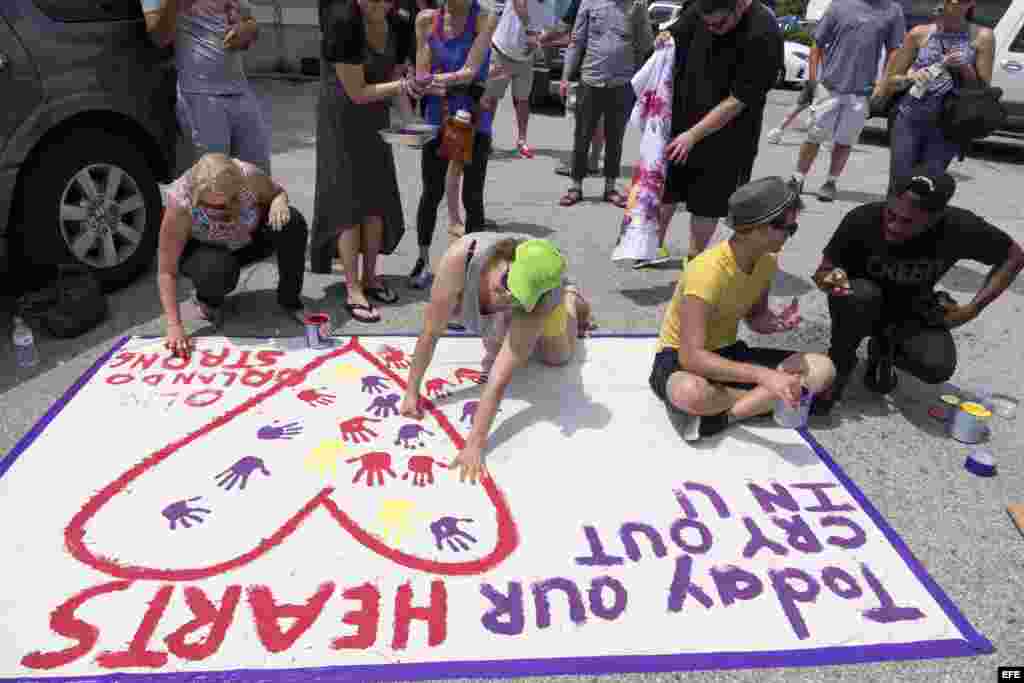 Un banner en solidaridad con las víctimas del tiroteo masivo ocurrido en un club gay de Orlando, en La Florida.