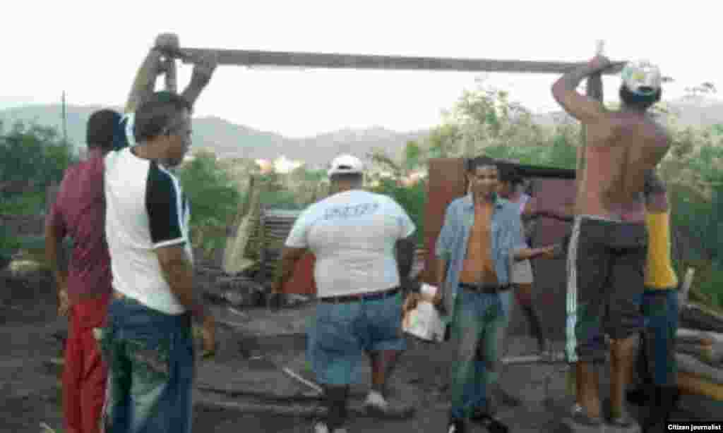Ayudan a familias víctimas de demolición de casas Santiago de Cuba Foto cortesía Marcos Díaz y Ermis Carbonel para Reporta Cuba