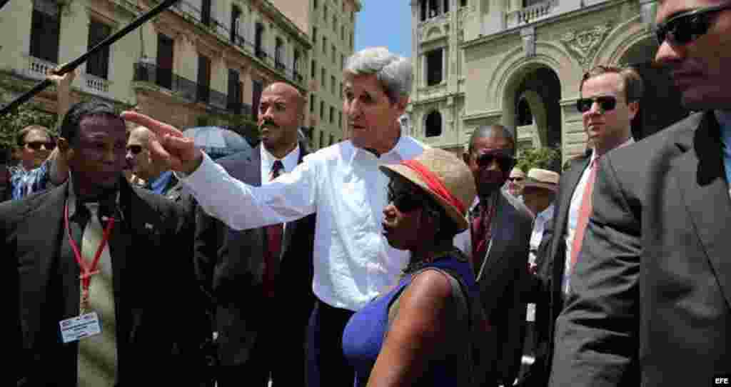 El secretario de Estado estadounidense, John Kerry (c), caminó el viernes, 14 de agosto, por las calles y plazas de La Habana Vieja, rodeado de escoltas, periodistas, turistas y curiosos. 