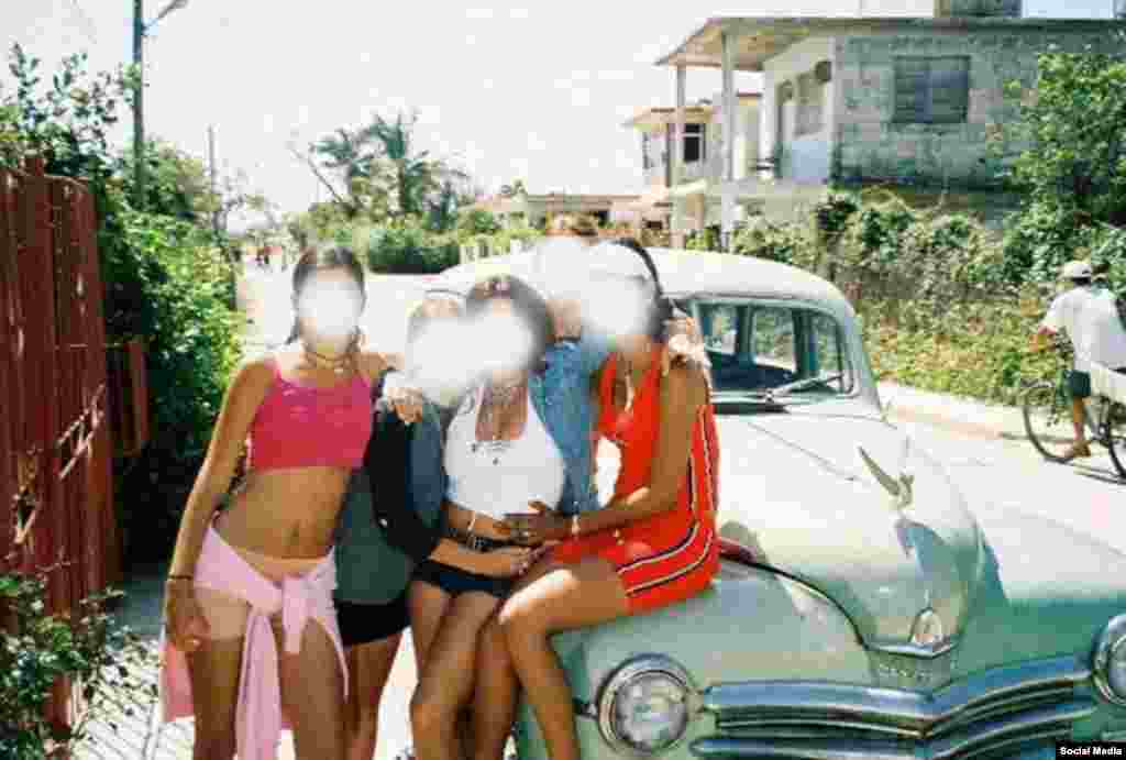 Un grupo de muchachas posa para Cubadave. Strecker asegura que la foto fue tomada en Santa Fe.