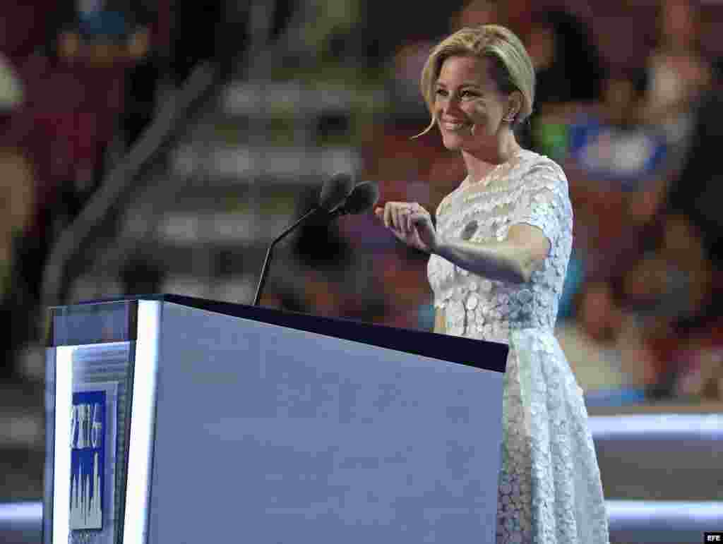 La actriz estadounidense Elizabeth Banks llega al escenario en el segundo día de la Convención Nacional Demócrata hoy, martes 26 de julio de 2016, en el Centro Wells Fargo en Filadelfia (EE.UU.). La ex secretaria de Estado Hillary Clinton hizo hoy histor