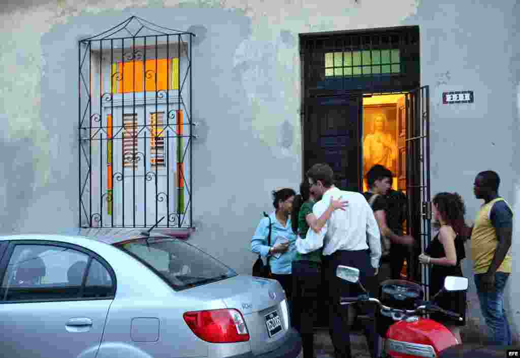 Varias personas llegan hoy, domingo 22 de julio de 2012, a la casa del disidente cubano Oswaldo Payá, en La Habana (Cuba). Payá, uno de los más destacados líderes de la disidencia interna de la isla, falleció este domingo a consecuencia de un accidente d