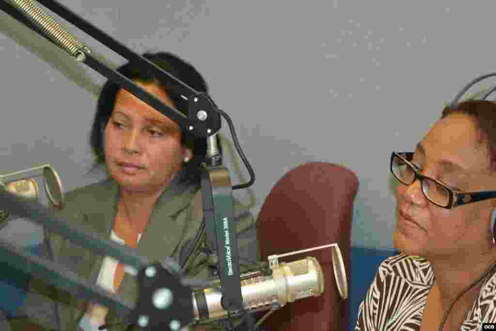 Niurbis Mejías, directora de proyectos de FLAMUR en Cuba, junto a una de las presentadoras del programa, Exilda Arjona. 