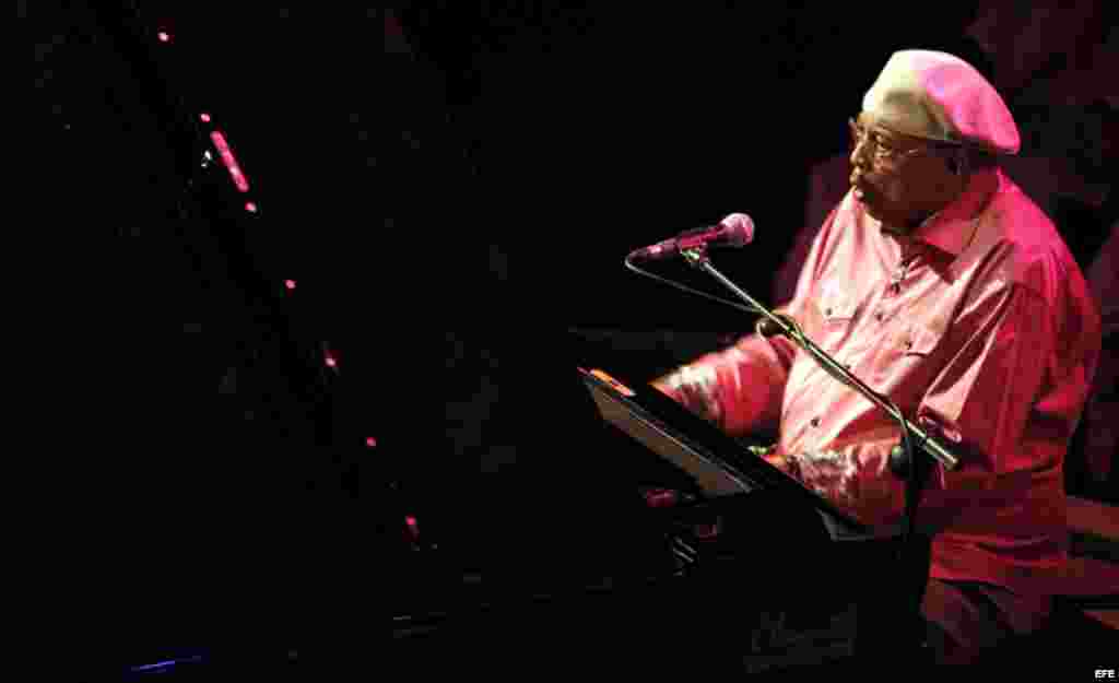 Chucho Valdés con el disco "Border-Free" por el premio al Mejor Album de Jazz Latino.