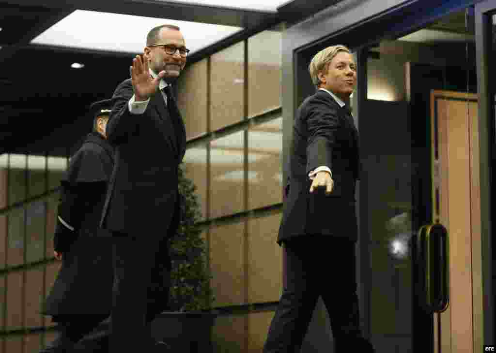 El embajador de Estados Unidos en España, James Costos (i), y su pareja el interiorista Michael Smith