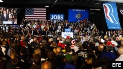 Mitt Romney (c), da un discurso durante el acto de campaña convocado en el auditorio de West Allis, Wiscosin, Estados Unidos.