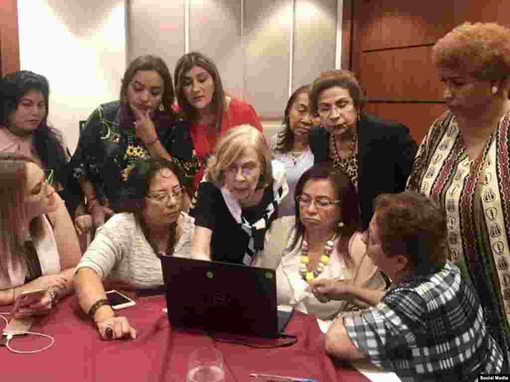 Teresita Yániz al centro junto con un grupo de defensora de las mujeres.