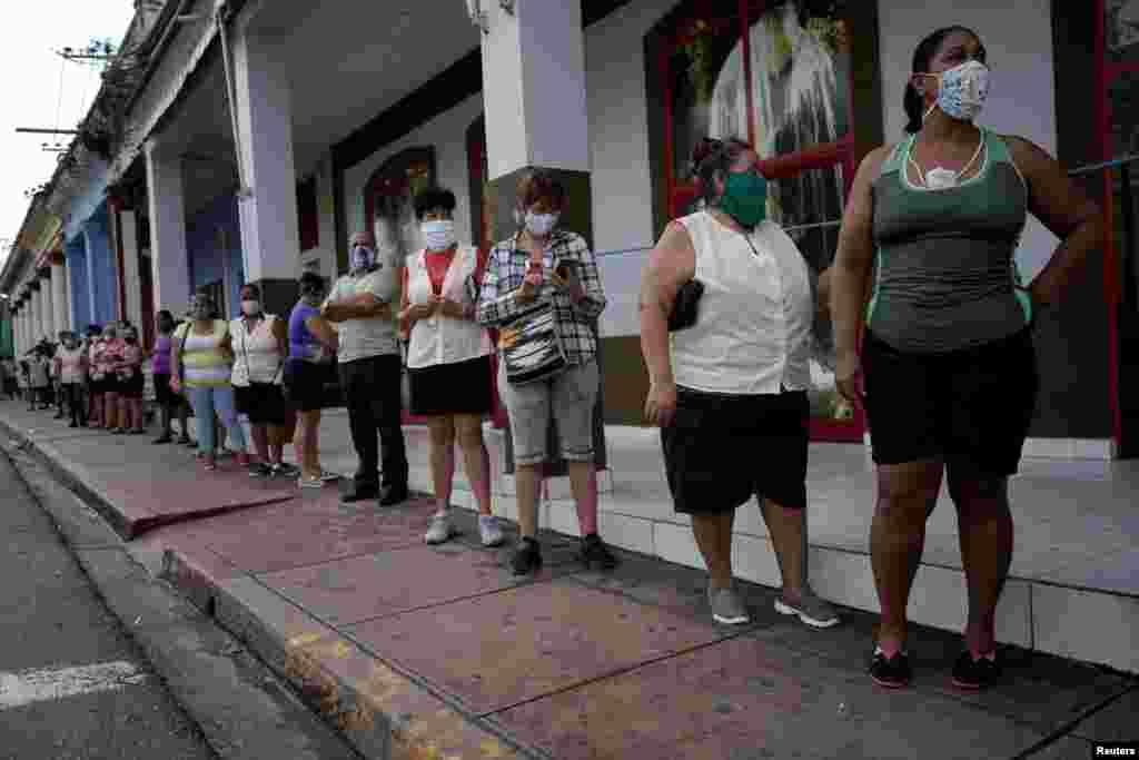 Artemiseños hacen cola para comprar alimentos. REUTERS/Alexandre Meneghini