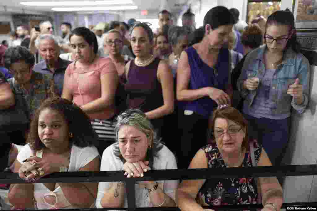 Cientos de creyentes de diferentes nacionalidades acudieron este 17 de diciembre al Rincón de San Lázaro en la ciudad de Hialeah.
