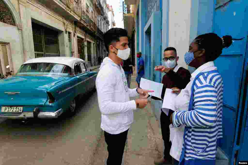 Estudiantes de medicina realizan una pesquisa en un barrio habanero en busca de síntomas de COVID-19 entre los residentes. REUTERS/Stringer
