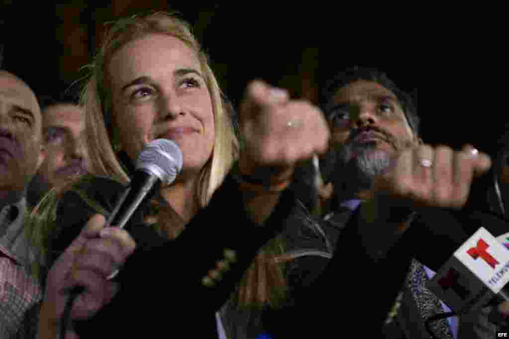 La esposa del dirigente opositor venezolano Leopoldo López, Lilian Tintori, da una rueda de prensa, luego de ser pronunciada la sentencia a su esposo.