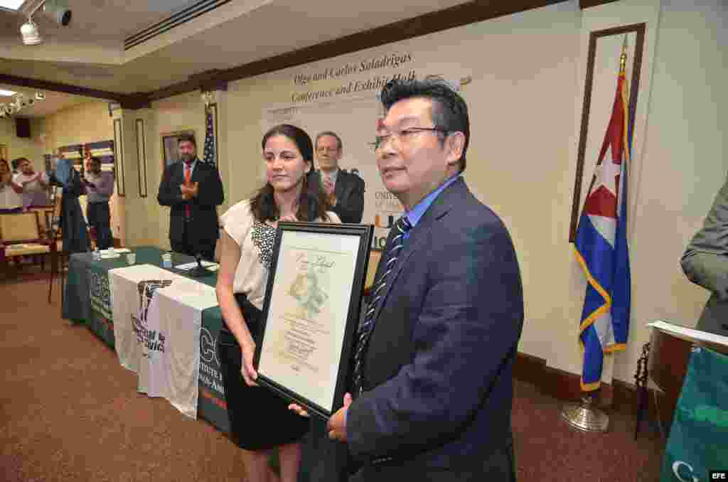 Rosa María Paya, hija del disidente cubano Osvaldo Paya, recibe el premio Pedro Luis Boitel de manos del disidente chino Yang Jianli, sobreviviente de la masacre de Tiananmen, jueves 22 de octubre de 2015, en Miami, Florida (EE.UU.).