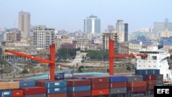 Un barco cargado de contenedores entra en la bahía de La Habana.