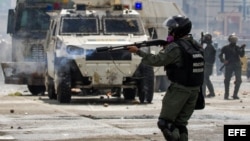 Integrantes de la Guardia Nacional Bolivariana (GNB) reprime a opositores al gobierno venezolano durante una manifestación.