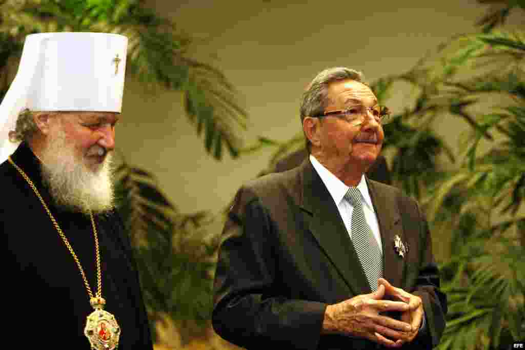 2008 - Kirill Gundjaev (i), miembro permanente del Santo Sínodo de la Iglesia Ortodoxa Rusa y jefe del departamento de Patriarcado de Moscú para Relaciones Externas de la Iglesia con Raúl Castro. 