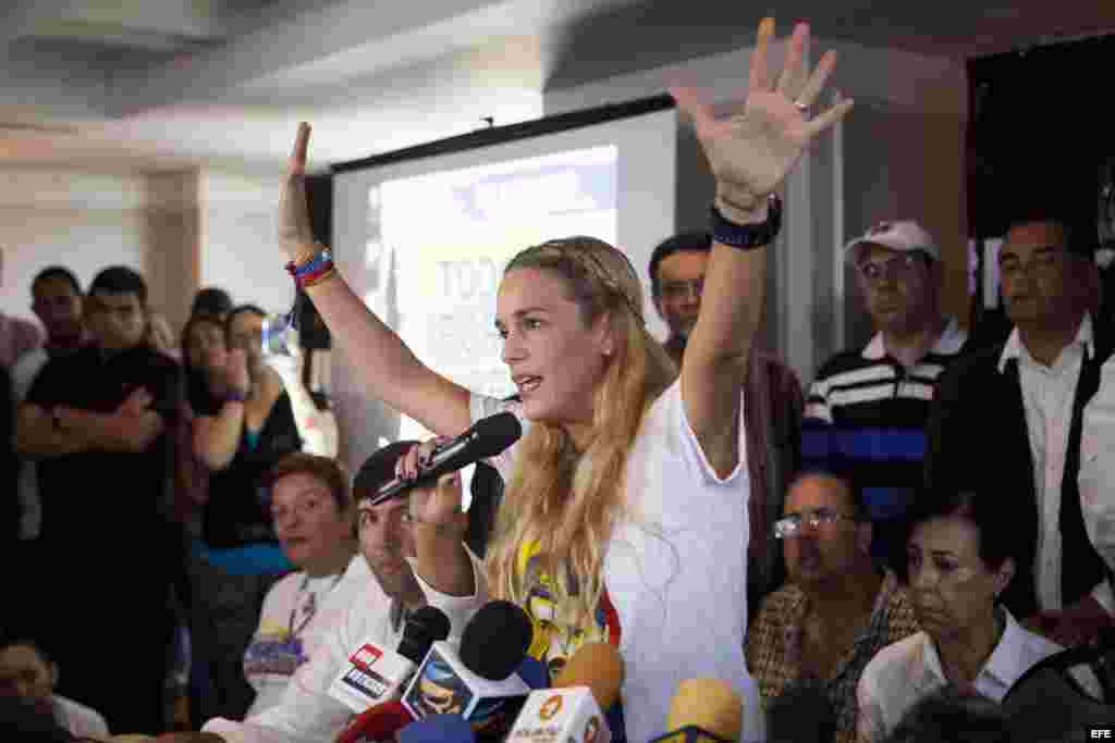 La esposa del opositor venezolano Leopoldo López, Lilian Tintori (c), ofrece declaraciones a periodistas el 26 de noviembre de 2015, en la ciudad de Caracas (Venezuela). 