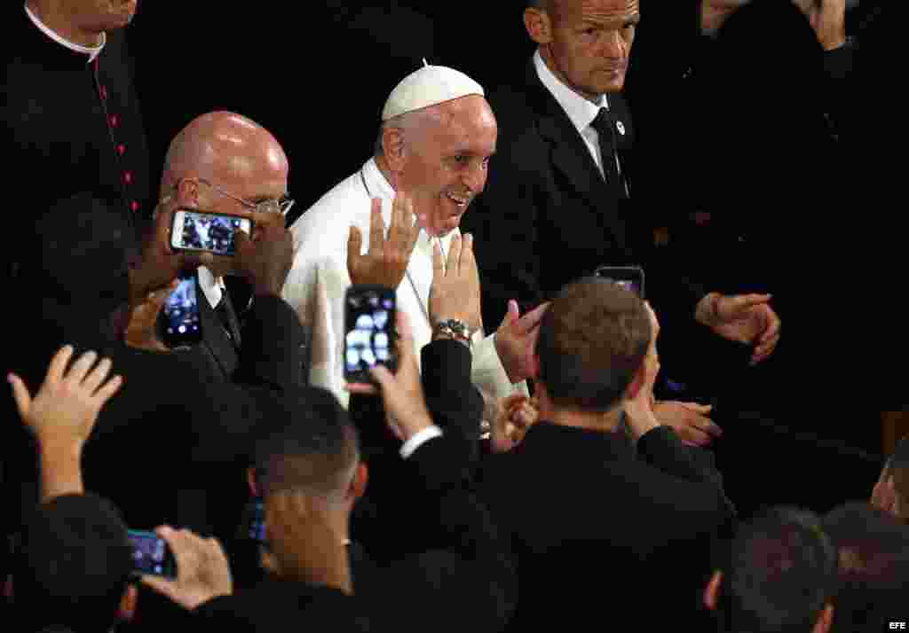El papa Francisco (C) saluda hoy, miércoles 23 de septiembre de 2015, a seminaristas, novicias e invitados religiosos en en la Basílica del Santuario Nacional de la Inmaculada Concepción en Washington.