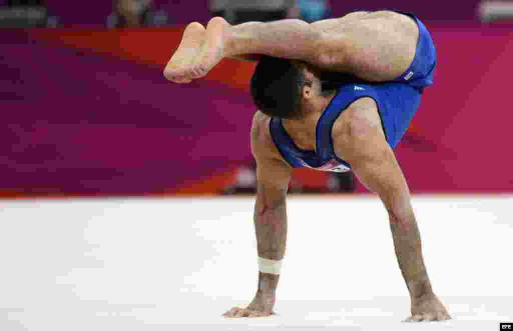 El cubano-americano Danell Leyva realiza su ejercicio de suelo durante la final del concurso múltiple individual de gimnasia artística masculina durante los Juegos Olímpicos de 2012.
