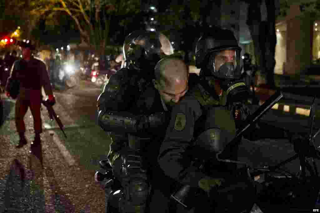 Manifestantes son detenidos por la Guardia Nacional Bolivariana (GNB) hoy, viernes 14 de marzo de 2014, durante protestas contra el Gobierno del presidente Nicolás Maduro, en Caracas (Venezuela). Estados Unidos acusó a Venezuela de "faltar descaradamente