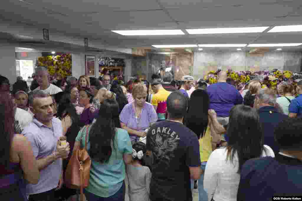 Cientos de creyentes de diferentes nacionalidades acudieron este 17 de diciembre al Rincón de San Lázaro en la ciudad de Hialeah.
