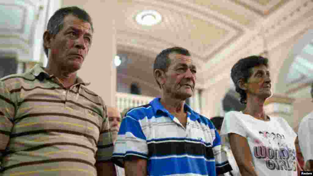 El mecánico cubano Joaquín de La Paz (centro) en la Misa celebrada para familiares y vecinos, incluidos dos de sus hijos y dos nietos, que recientemente murieron mientras intentaban escapar de Cuba.