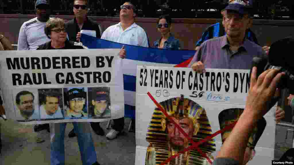 Unos 200 cubanos exiliados protestaron frente al edificio de Naciones Unidas. Foto cortesía de Mario Vallejo. 