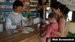 Venta de medicamentos por "tarjetón"en una farmacia estatal en Cuba. (Archivo)