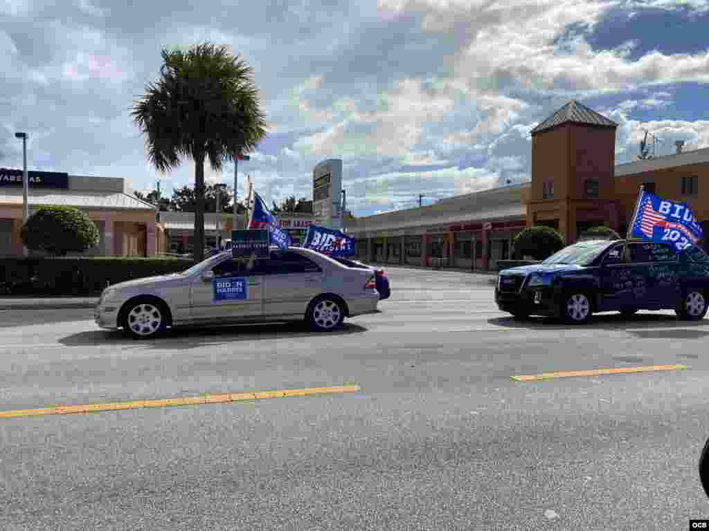 Partidarios del candidato demócrata Joe Biden desfilan por Miami.