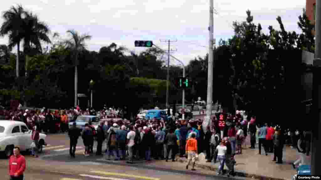 Imagen de la concentración en La Habana por el Día de los Derechos Humanos en la que han sido detenidas 32 personas (14ymedio).