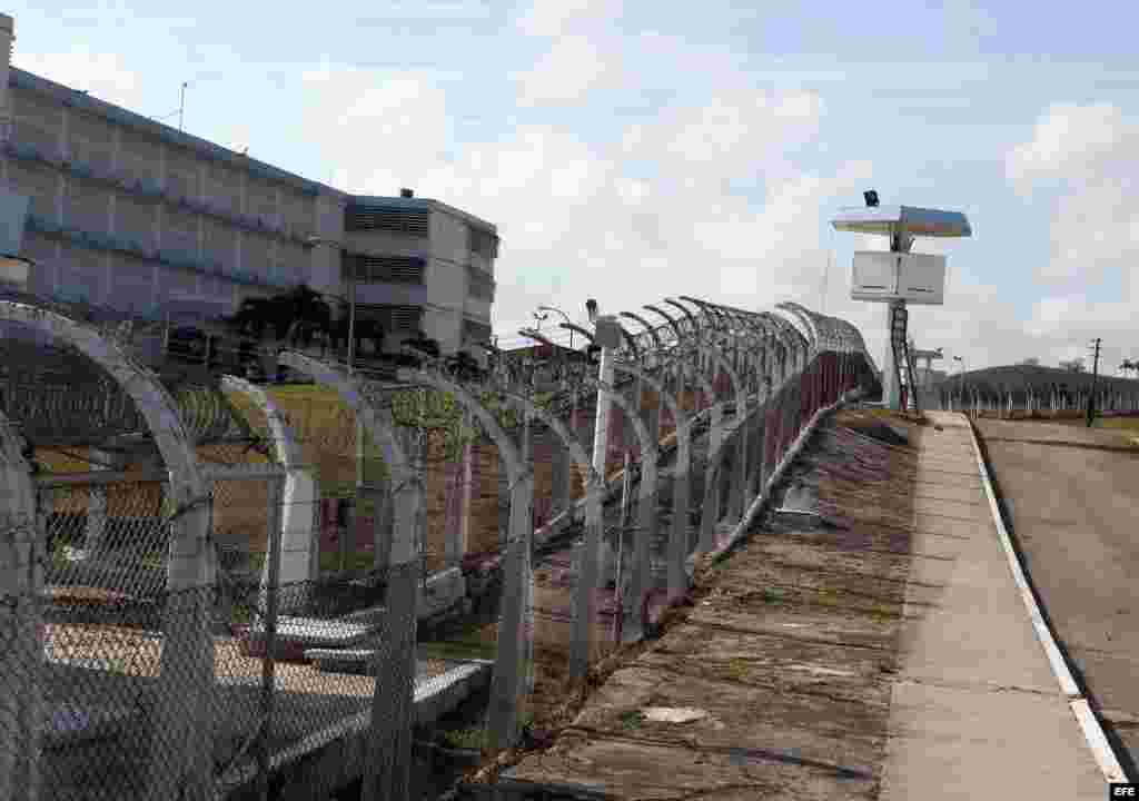 Vista del cordón de seguridad y uno de los edificios donde residen los internos de la prisión Combinado del Este durante una visita realizada por la prensa nacional y extranjera acreditada en la isla.