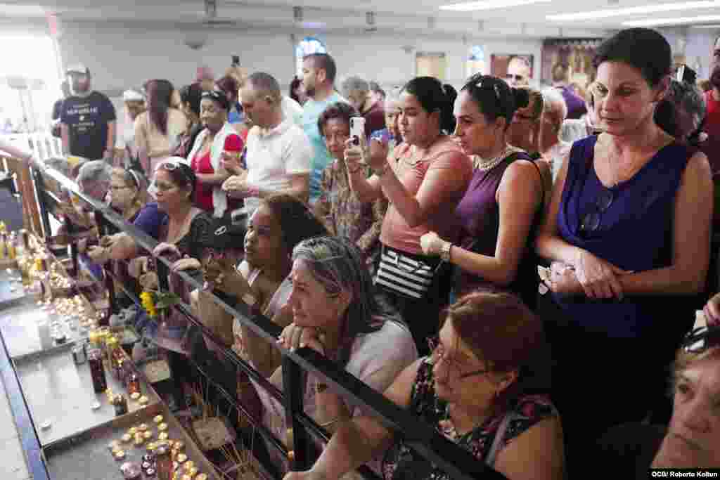Cientos de creyentes de diferentes nacionalidades acudieron este 17 de diciembre al Rincón de San Lázaro en la ciudad de Hialeah.