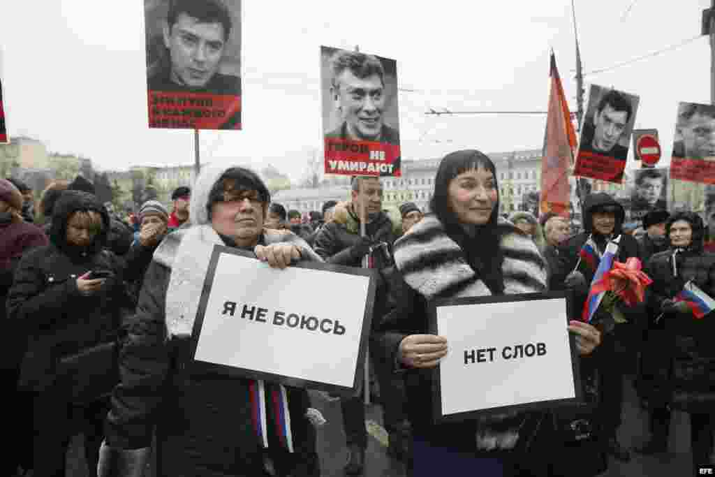 "Yo no tengo miedo" dice uno de los carteles que llevan en la marcha los moscovitas.