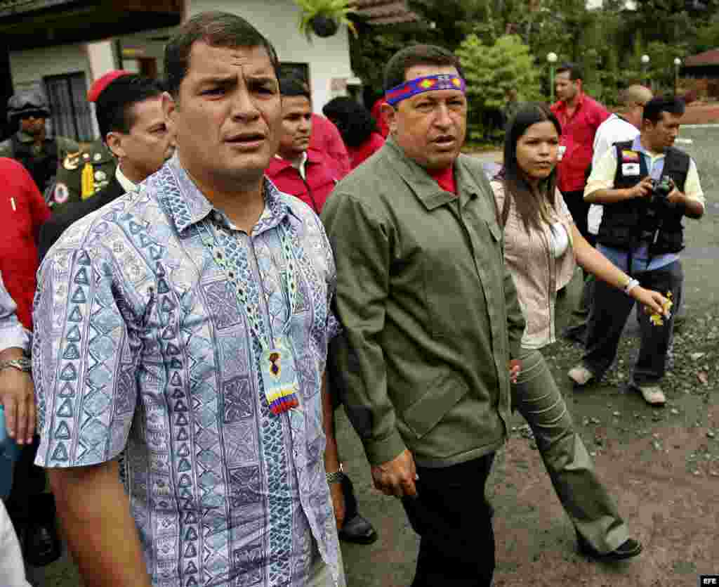 Foto de Archivo. Los presidentes de Ecuador, Rafael Correa (i), y de Venezuela, Hugo Chávez (c), junto a la hija del mandatario venezolano, Gabriela Chavez (d).Entre los años 2004 y 2012 María Gabriela hizo las veces de ‘primera dama’ acompañó a Chávez en viajes oficiales.