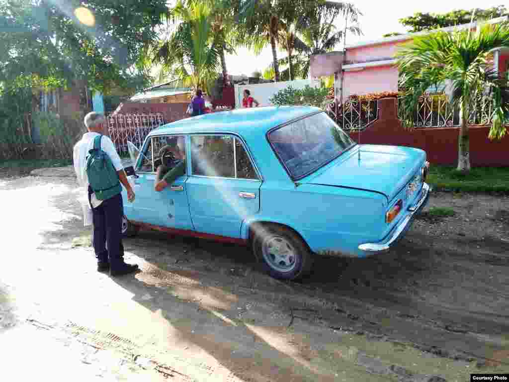 Funcionarios del Departamento Provincial de Planificación Física en Camagüey visitan la vivienda del pastor Bernardo de Quesada (III).