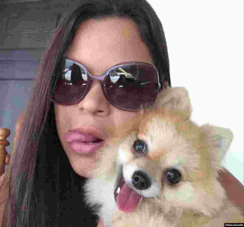 María Gabriela Chávez posando junto a su perro en Instagram. Ella se graduó de Comunicación Social de la Universidad Bolivariana de Venezuela, la entidad pública fundada por su padre.