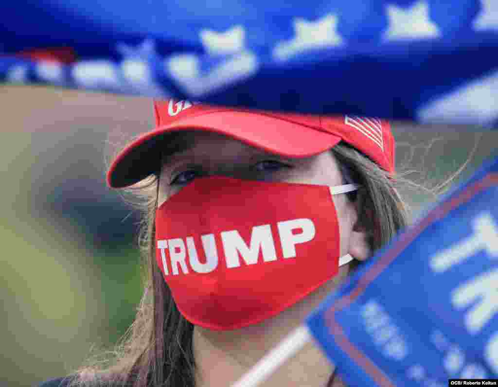 Partidarios a la reelección del Presidente Trump en la Biblioteca de Coral Gables.