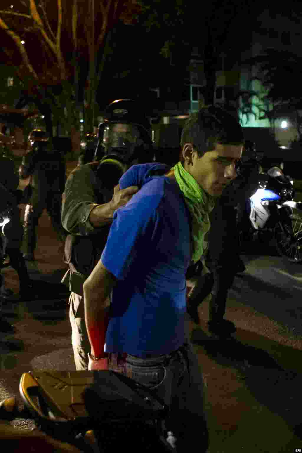 Manifestantes son detenidos por la Guardia Nacional Bolivariana (GNB) hoy, viernes 14 de marzo de 2014, durante protestas contra el Gobierno del presidente Nicolás Maduro, en Caracas (Venezuela). Estados Unidos acusó a Venezuela de "faltar descaradamente