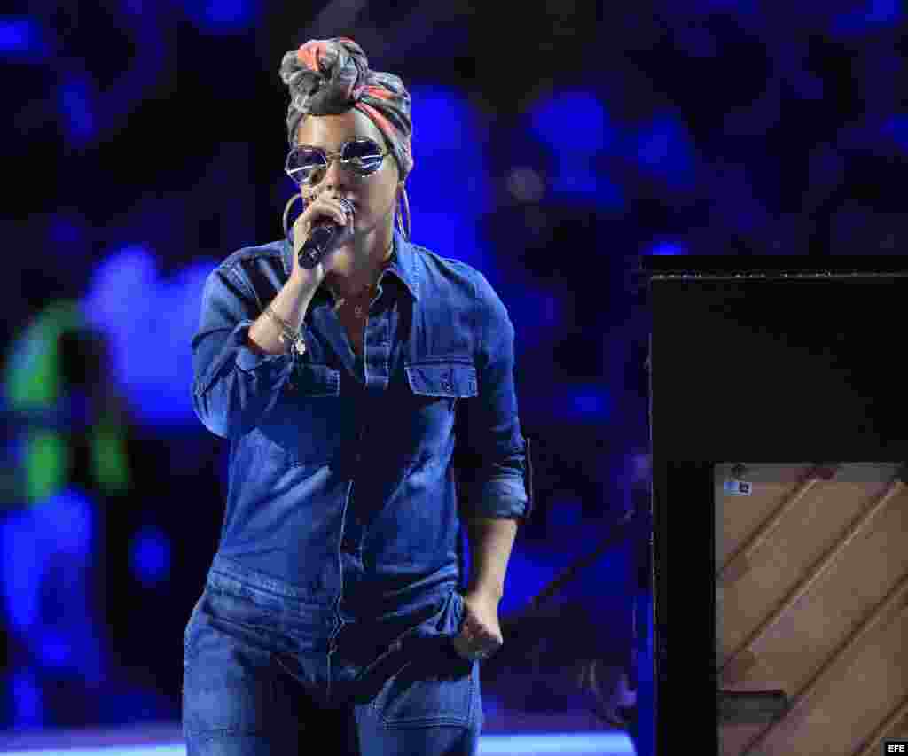 La cantante estadounidense Alicia Keys (d) realiza una prueba de sonido hoy, martes 26 de julio de 2016, en el escenario Wells Fargo de la Convención Nacional Demócrata, en Filadelfia, Pensilvania (EE.UU.). La convención de cuatro días finalizará con la
