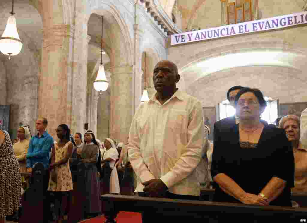  El Vicepresidente cubano, Salvador Valdez Mesa (2d), y la directora de la Oficina de Asuntos Religiosos del Comité Central del Partido Comunista de Cuba, Caridad Diego (d), asisten a la primera misa del nuevo arzobispo de La Habana, Juan de la Caridad García Rodríguez, en la Catedral de La Habana.