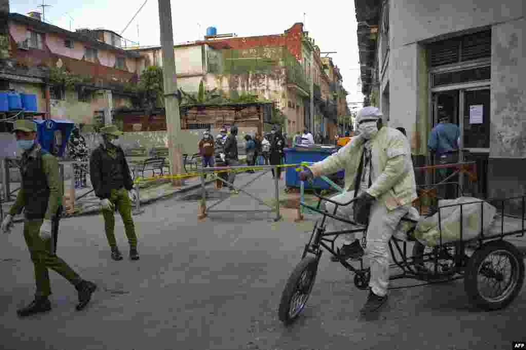 Policías controlan áreas en restricción por coronavirus